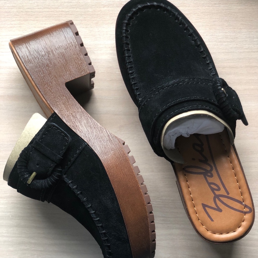 Slip on clogs. Leather upper